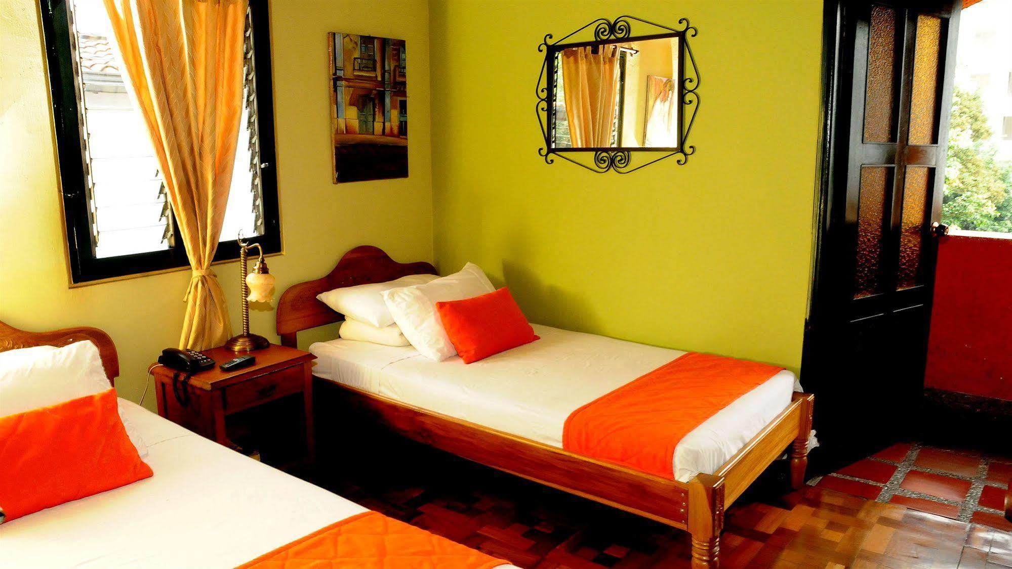 Hotel Ayenda Habana Vieja 1221 à Medellín Extérieur photo
